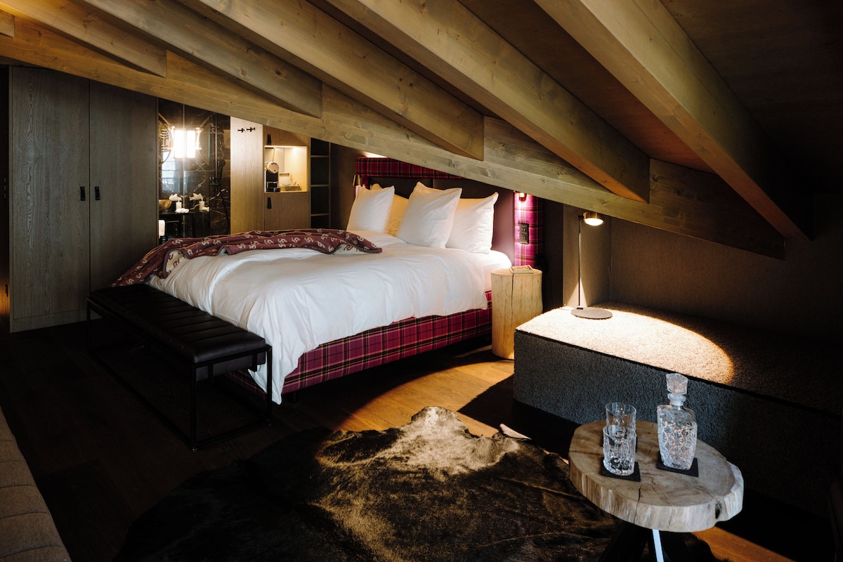 Essential King Room | Premium bedding, minibar (free items), in-room safe, desk