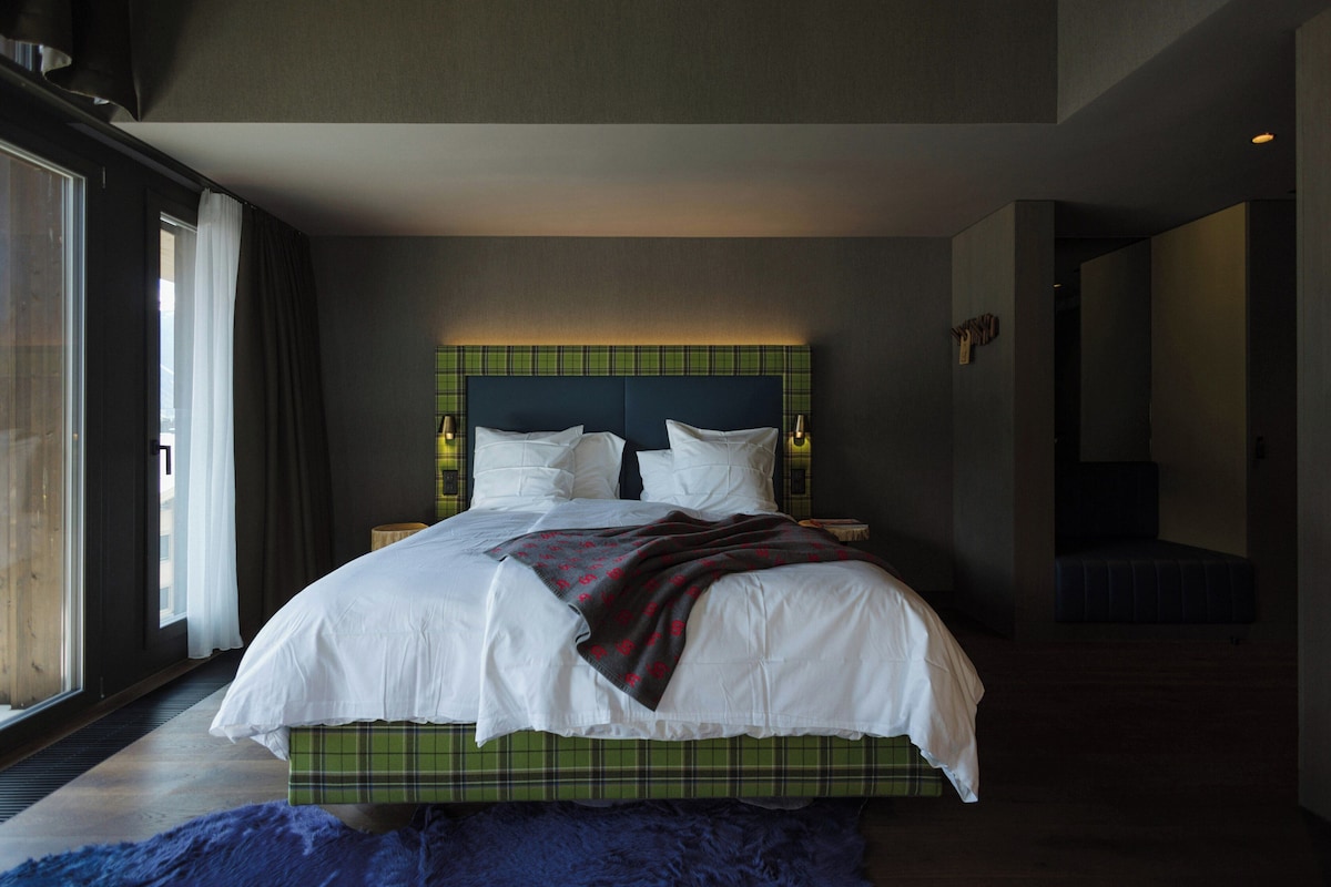 Eiger View Corner Deluxe King Room | Premium bedding, minibar (free items), in-room safe, desk