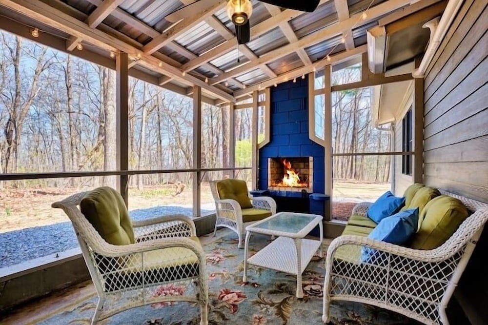 Views, Privacy, Screened Porch w/fireplace,claw foot tub,dog friendly