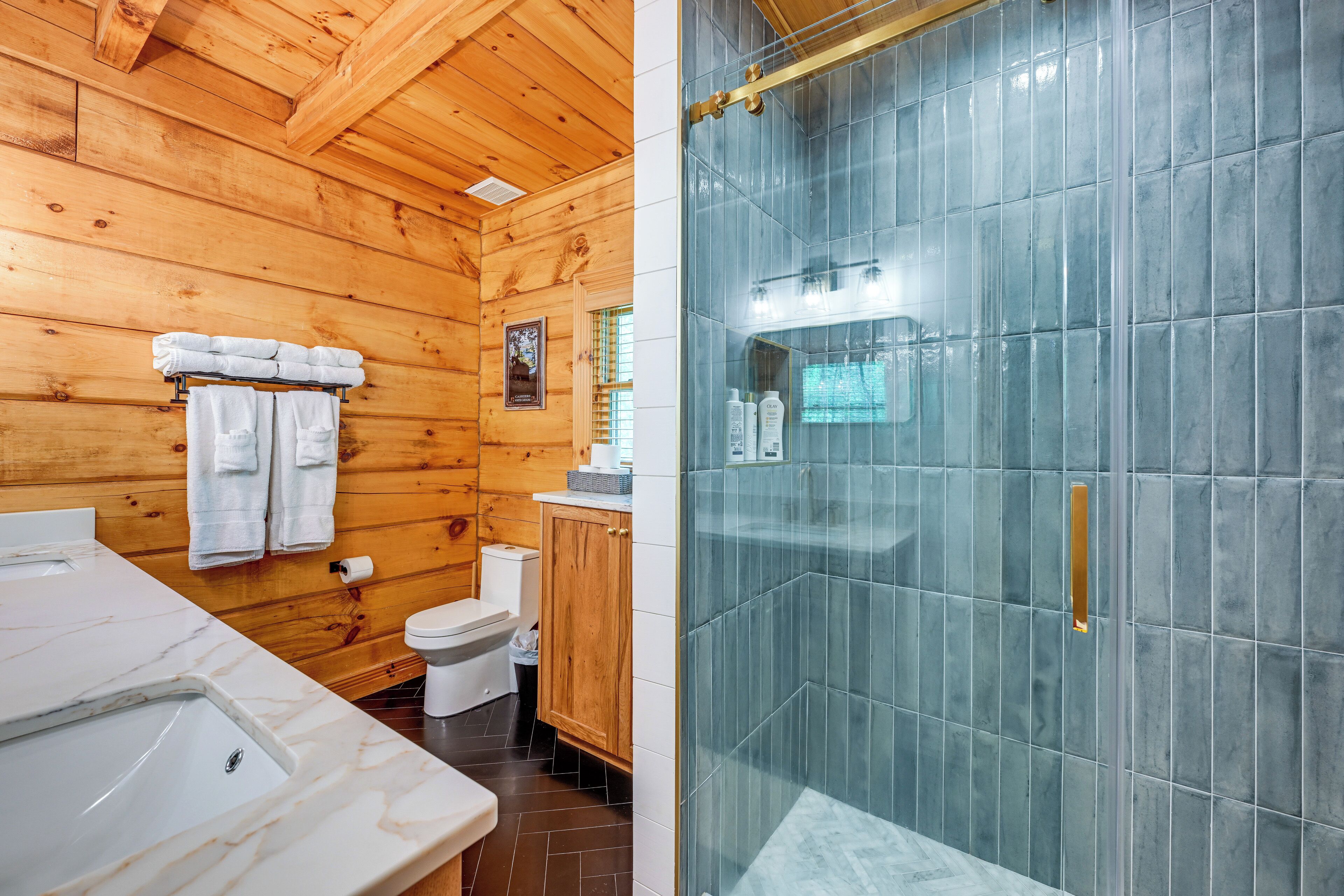 Articles de toilette (gratuits), séchoir à cheveux, serviettes fournies