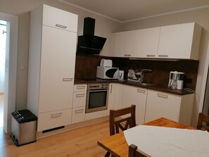 ثلاجة، ميكروويف، فرن، غسالة أطباق