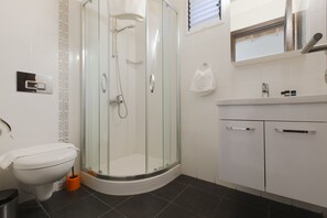 Bungalow Confort, baño privado, vista al jardín (Bungalow with Kitchen) | Baño | Regadera, secadora de cabello, toallas, jabón 