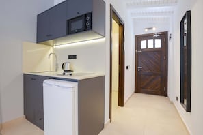 Premium Bungalow, Private Bathroom, Garden View | Private kitchen