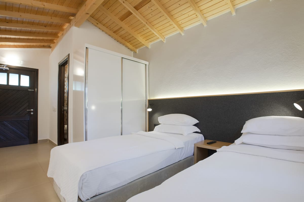 Bungalow Confort, baño privado (Twin Room) | 1 dormitorio, minibar, cortinas opacas y sistema de insonorización