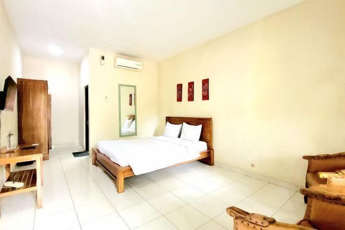 Desk, free WiFi, bed sheets