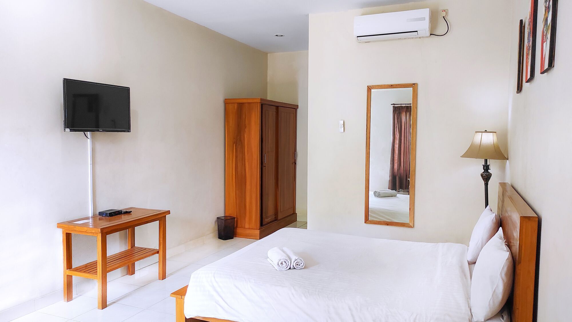 Escritorio, wifi gratis y ropa de cama 