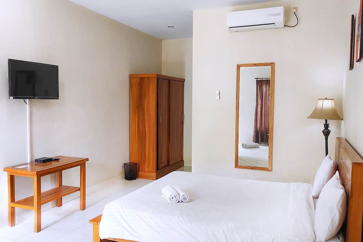 Desk, free WiFi, bed sheets