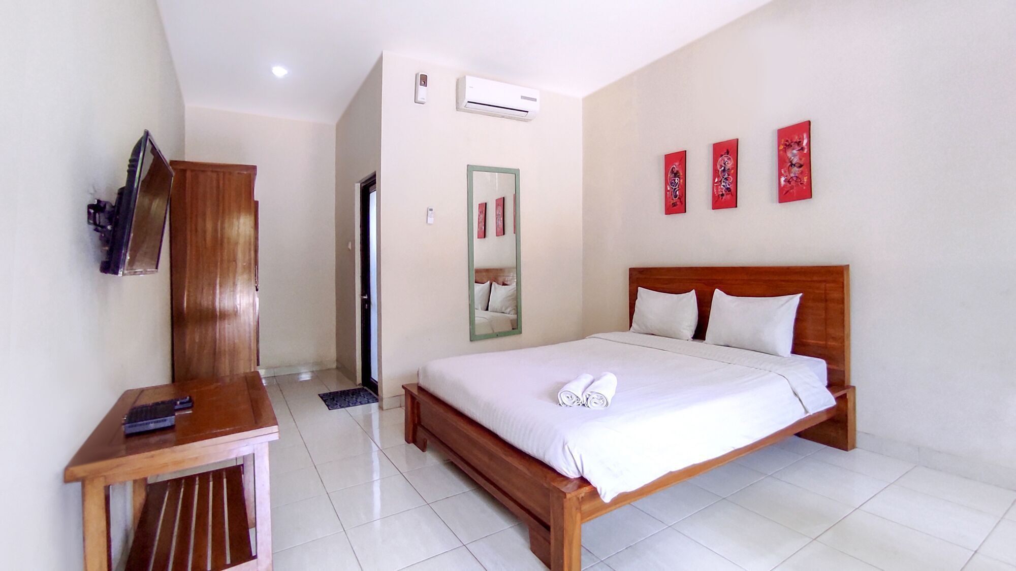 Escritorio, wifi gratis y ropa de cama 