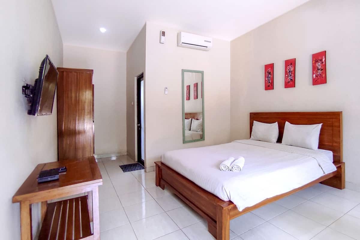 Desk, free WiFi, bed sheets