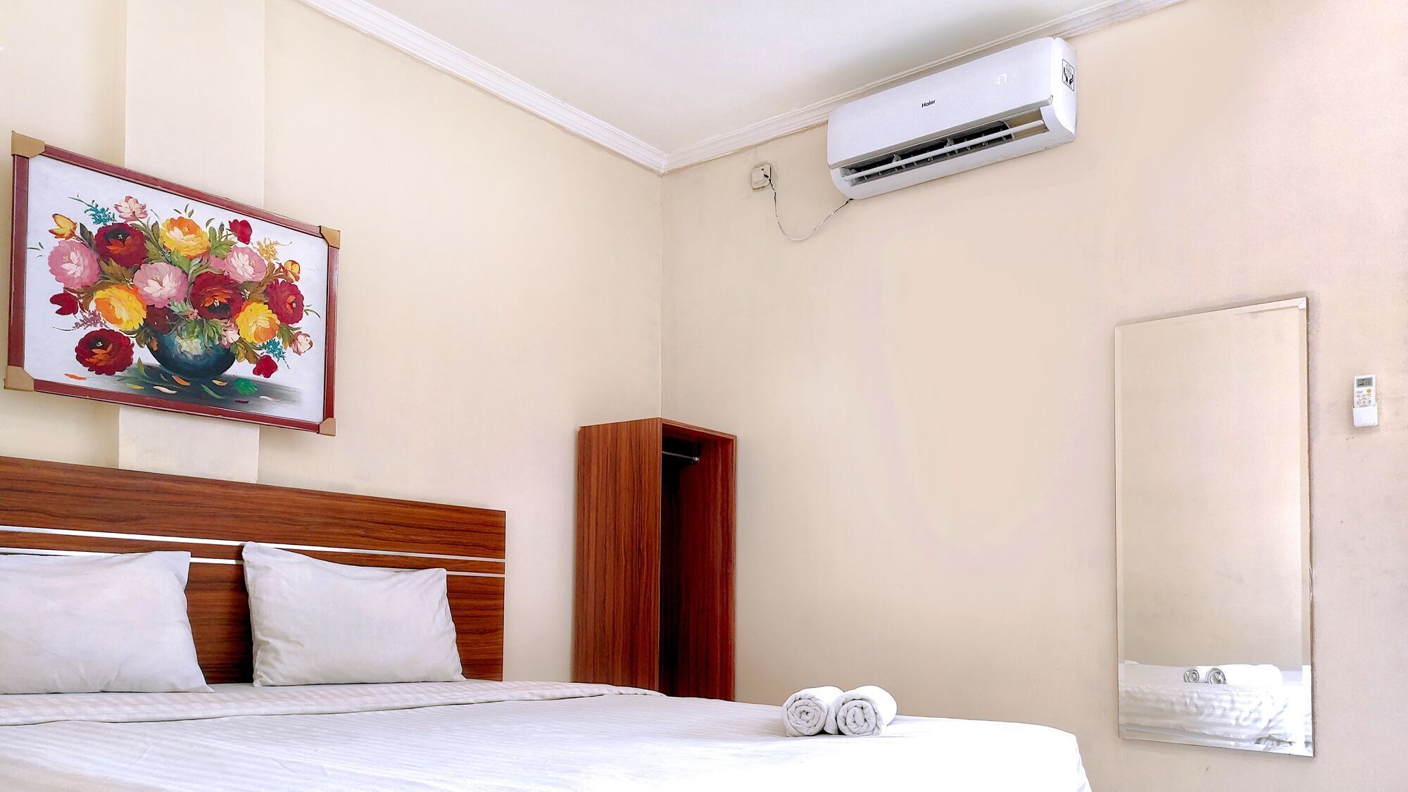 Escritorio, wifi gratis y ropa de cama 