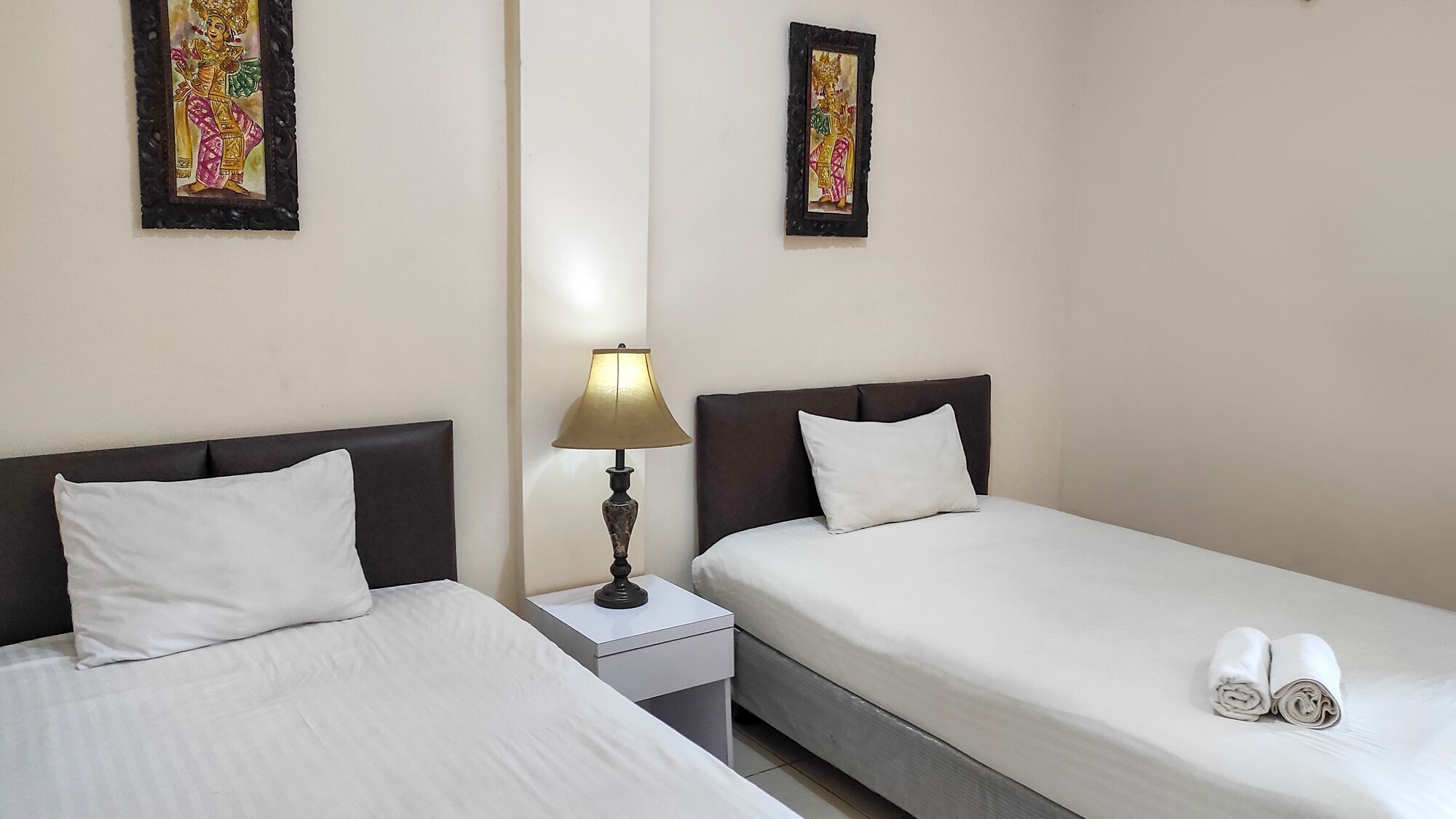 Escritorio, wifi gratis y ropa de cama 