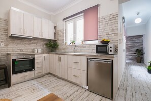 冰箱、微波炉、烤箱、炉灶