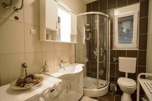 Dusche, Handtücher, Seife, Toilettenpapier