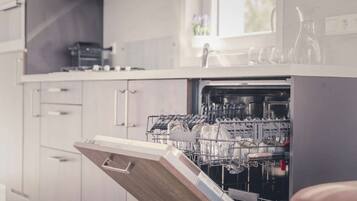 Réfrigérateur, micro-ondes, plaque de cuisson, lave-vaisselle