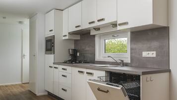 Fridge, microwave, dishwasher, coffee/tea maker