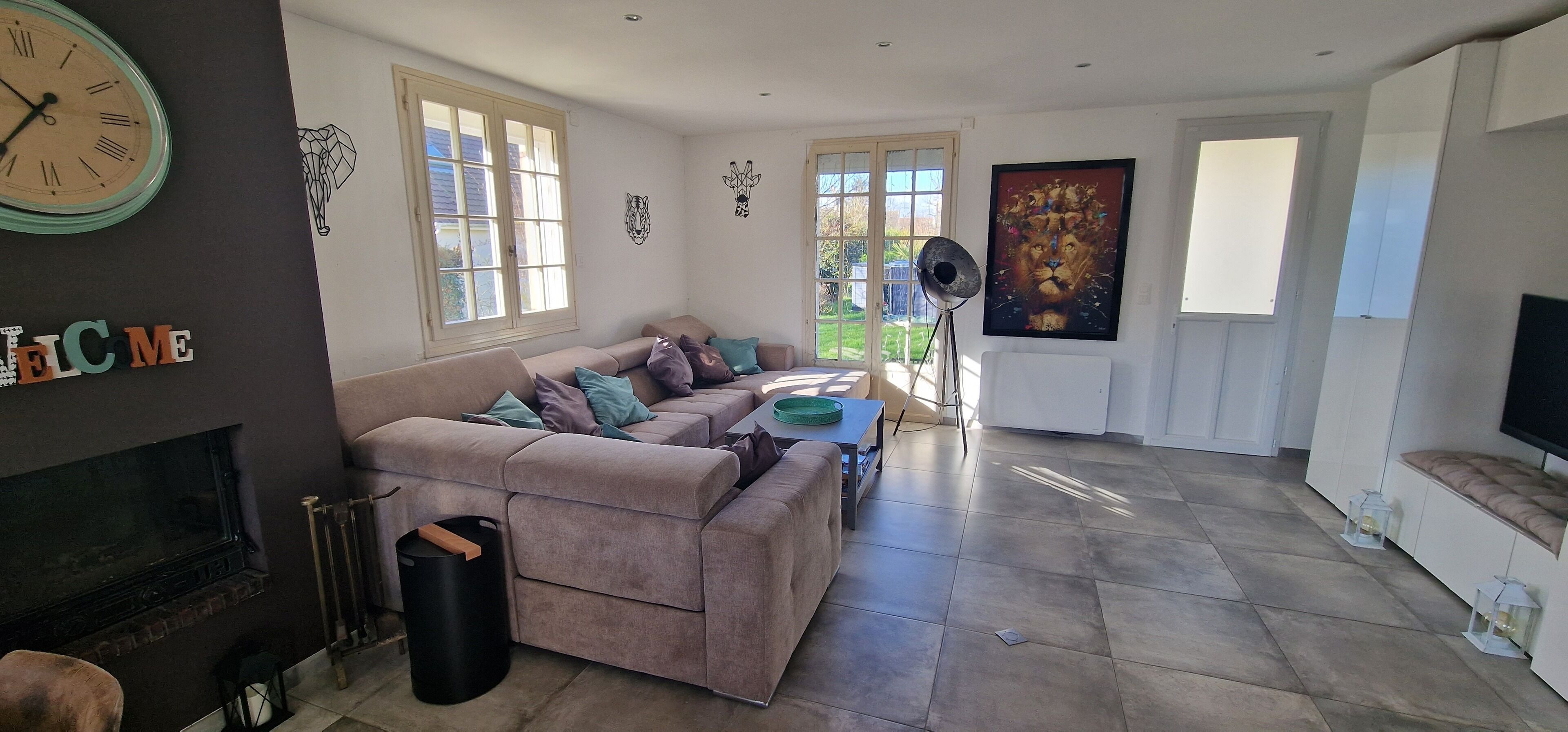 Smart TV, caminetto, videogiochi, lettore DVD