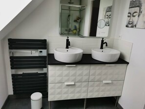 Bathtub, hair dryer, soap, toilet paper - House 12 persons with heated indoor pool 7min from Cabourg (Petiville)