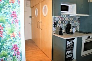Réfrigérateur, micro-ondes, lave-vaisselle, cafetière/bouilloire