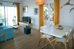 TV - Apartment with sea and harbour views in Roses AV 07 (Rosas / Roses)