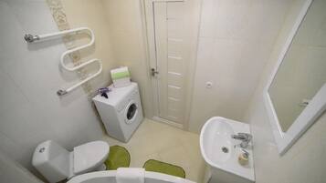 Apartamento standard | Banheiro | Banheira, banheira de imersão, produtos de toalete grátis