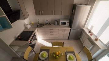 Standard Apartment | Private kitchen | Full-size fridge, microwave, oven, stovetop