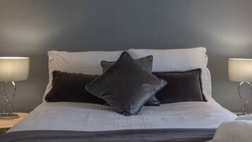 Deluxe House | 4 bedrooms, iron/ironing board, free WiFi, bed sheets