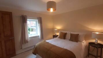 Deluxe House | 4 bedrooms, iron/ironing board, free WiFi, bed sheets