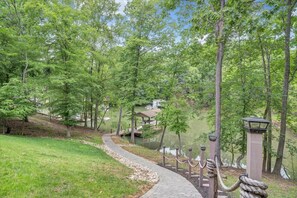 Property grounds - Cozy Cove- Fenced yard for your dog and calm waters to swim for the family (Moneta)