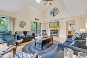 Smart TV, fireplace, table football - Cozy Cove- Fenced yard for your dog and calm waters to swim for the family (Moneta)