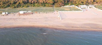 Villa close to the sea with terrace and free parking 