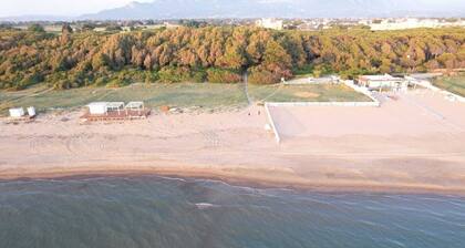 Villa close to the sea with terrace and free parking