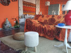 TV, fireplace, books - Villa close to the sea with terrace and free parking (Licinella-Torre di Paestum)