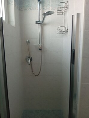 Ducha, secador de pelo, bidet, toallas