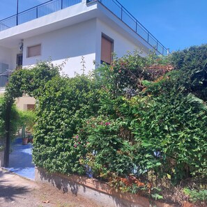 Property grounds - Villa close to the sea with terrace and free parking (Licinella-Torre di Paestum)