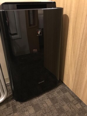 Un dispensador de agua negro y de diseño moderno, con un panel de control frontal.