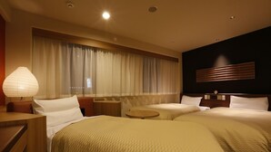 Une chambre d’hôtel avec deux lits, une table de chevet, une lampe, une fenêtre avec des rideaux et une horloge fixée au mur.