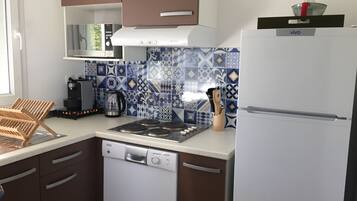 Réfrigérateur, micro-ondes, plaque de cuisson, lave-vaisselle