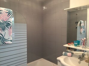 Bathtub, hair dryer, towels, toilet paper - House (Le Verdon-sur-Mer)