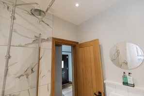 Shower, hair dryer, towels
