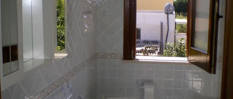 Combined shower/bathtub, hair dryer, bidet, towels