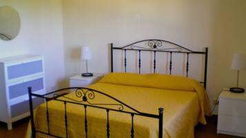 4 bedrooms, iron/ironing board, bed sheets