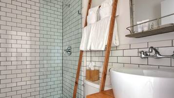 House, 1 King Bed (Ruschmeyers #17 - Dlx King) | Bathroom