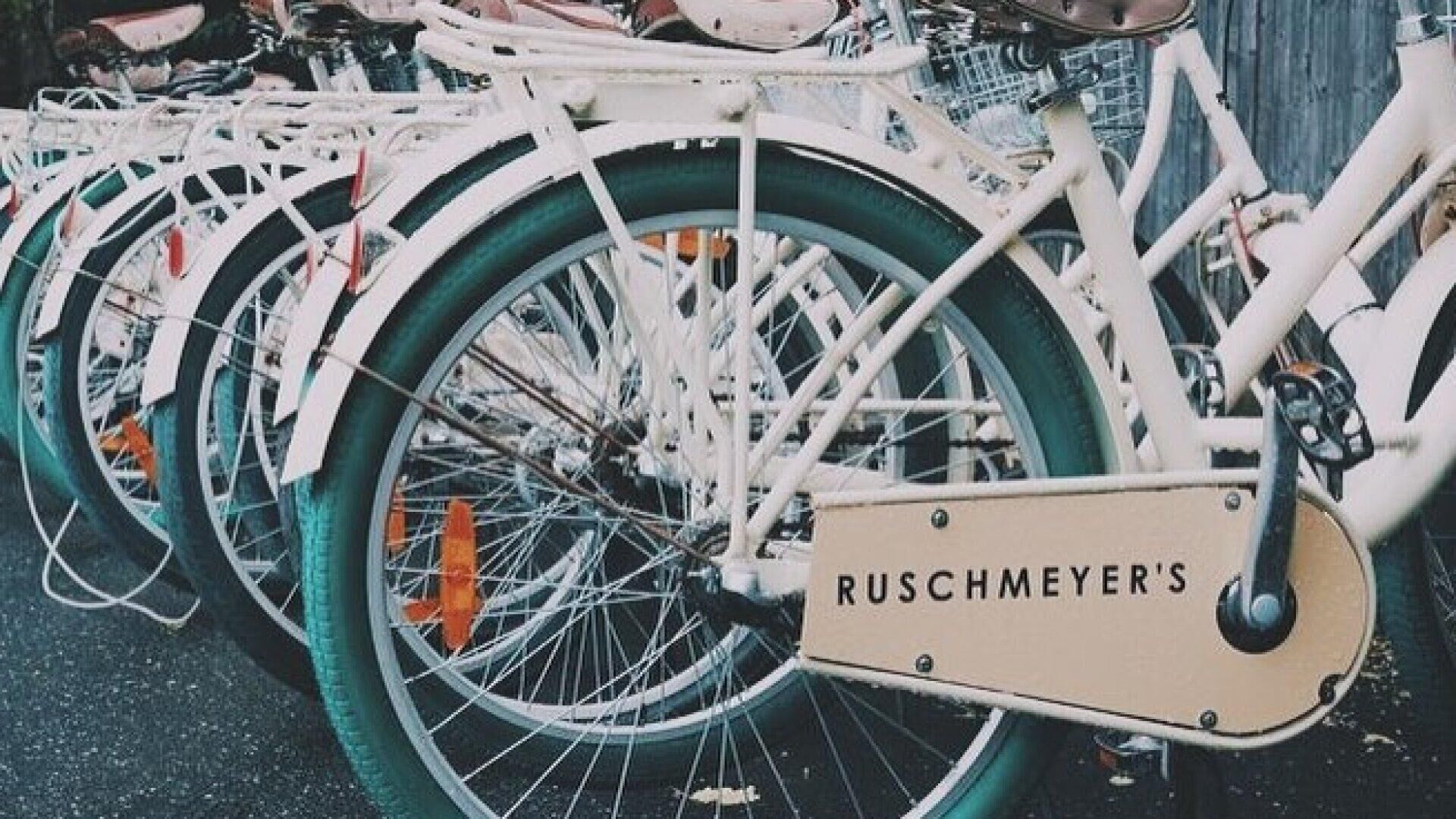 Ein Fahrrad mit einem Aufkleber mit der Aufschrift 'RUSCHMEYER'S', montiert auf einem Gepäckträger.