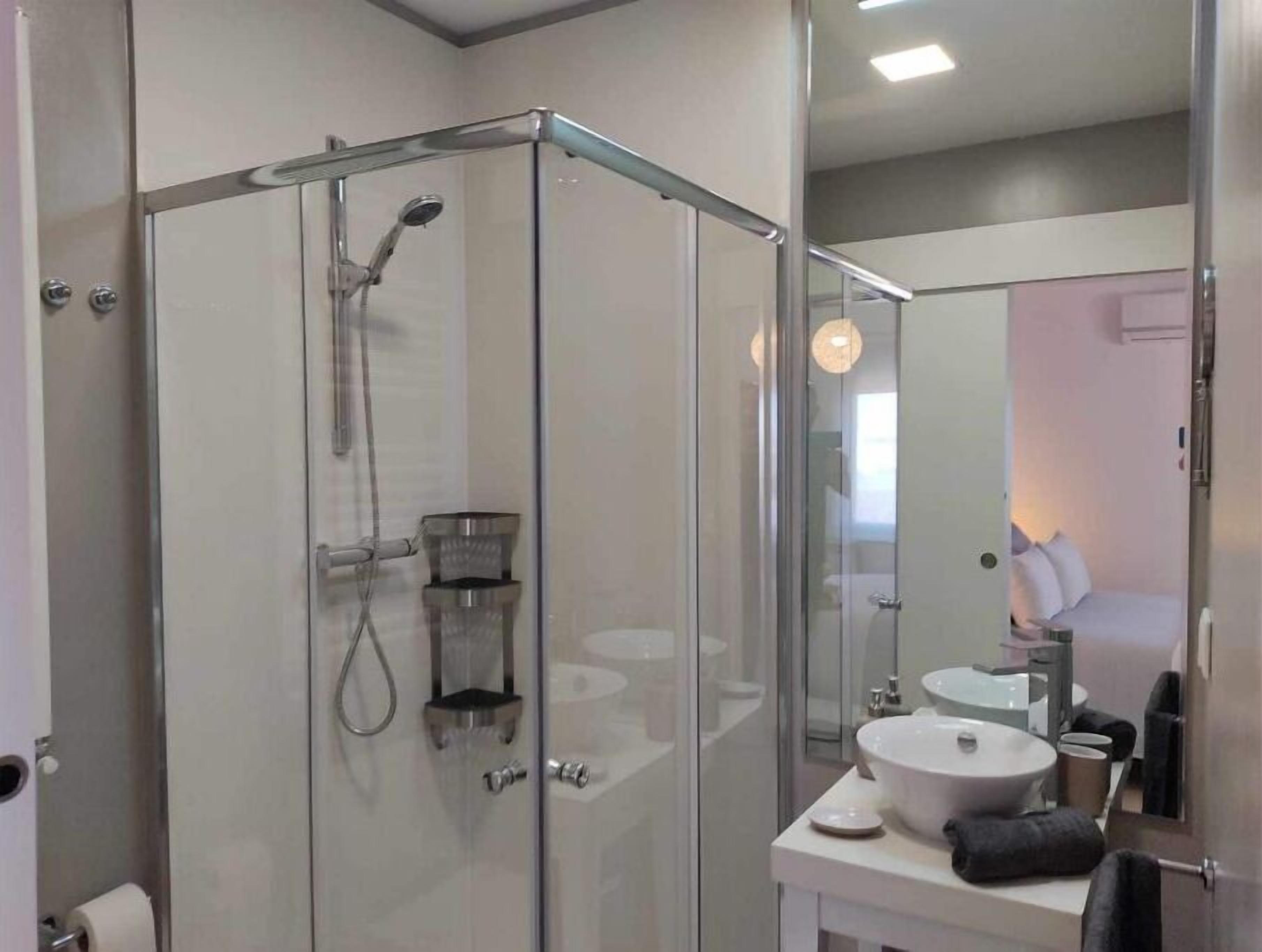 Een douche, een haardroger, handdoeken, zeep
