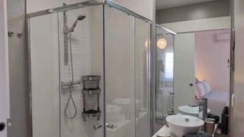 Een douche, een haardroger, handdoeken, zeep