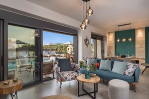 Smart-TV, Tischtennisplatte, Bücher, Stereoanlage