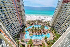 Een binnenzwembad en een verwarmd zwembad