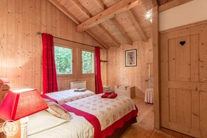 7 chambres, bureau, fer et planche à repasser, lit de bébé portatif