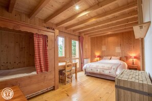 7 chambres, bureau, fer et planche à repasser, lit de bébé portatif