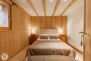 7 Schlafzimmer, Schreibtisch, Bügeleisen/Bügelbrett, Reisekinderbett
